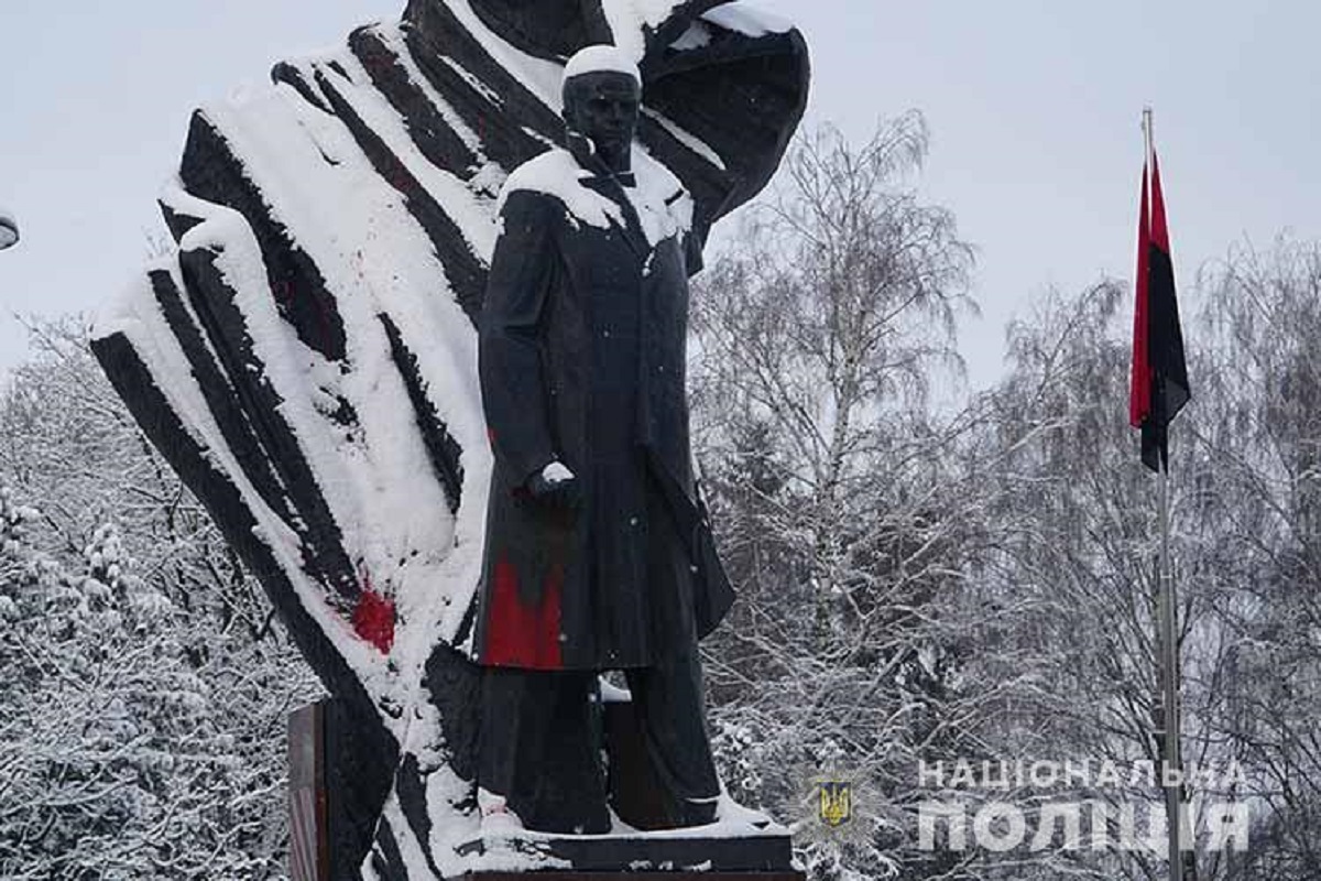 Тернопольский памятник Бандере облили краской / фото Национальной полиции