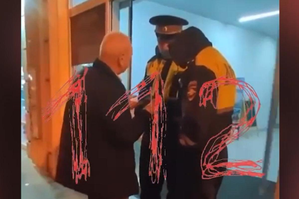 В Крыму "судья" устроил ДТП и толкал "полицейских" / скриншот В Крыму "судья" устроил ДТП и толкал "полицейских" / скриншот