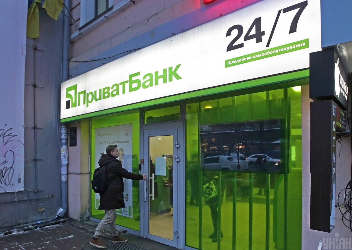 За семь месяцев клиент якобы уже четыре раза терят свои деньги из-за ошибки банкомата / фото УНИАН, Александр Синица