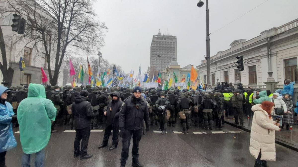 Активисты продолжают пикет / фото УНИАН / Дмитрий Хилюк