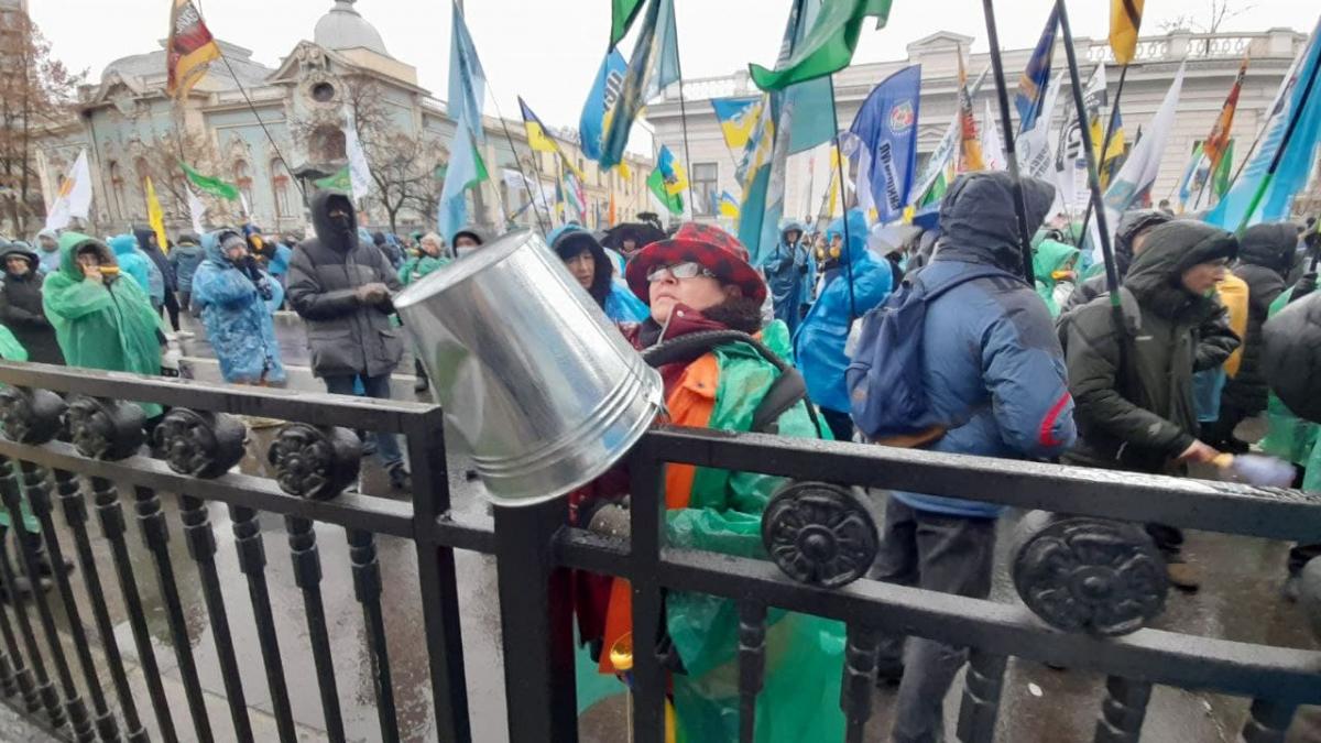 Протестующие принесли с собой реквизит / фото УНИАН / Дмитрий Хилюк
