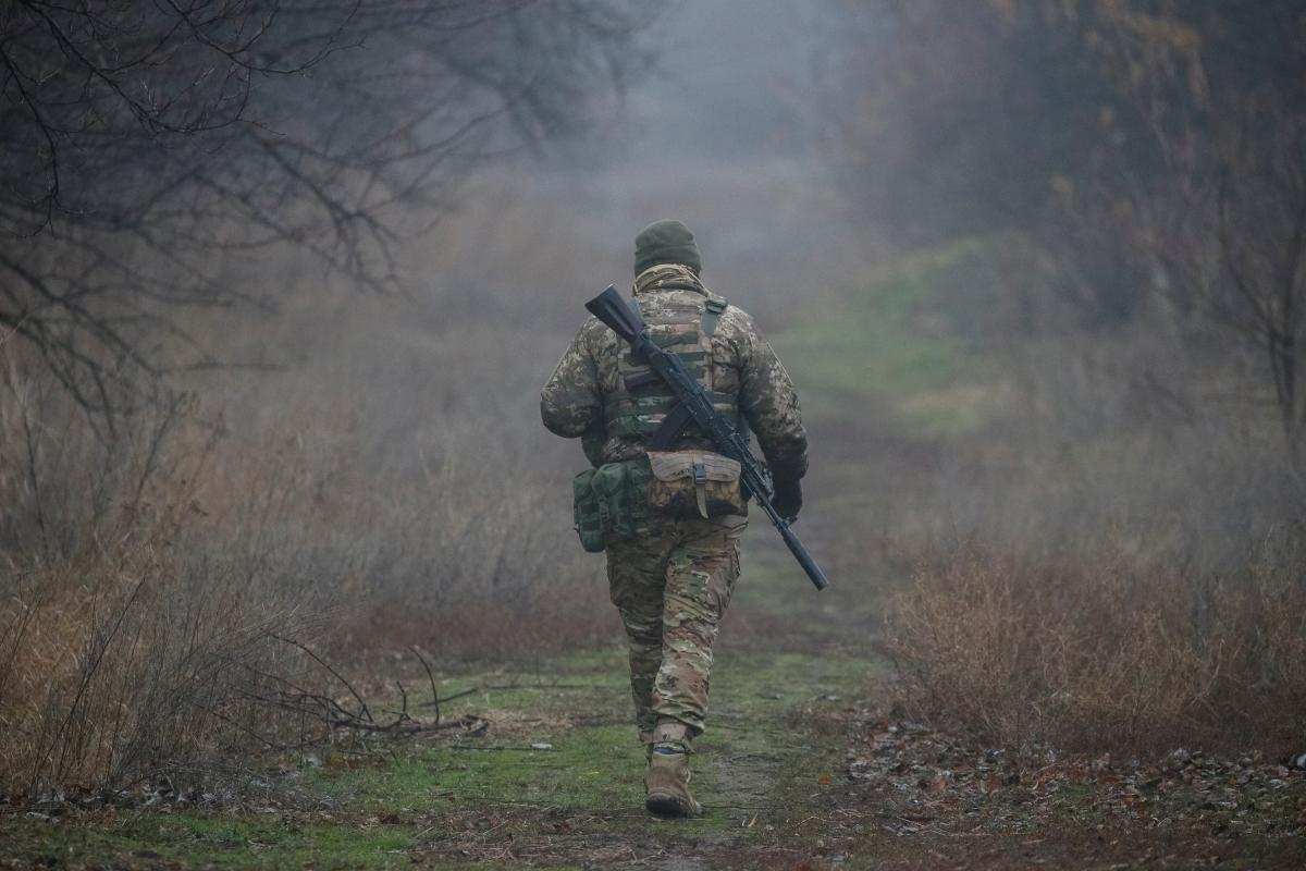 На Донбассе ранен украинский военный \ фото REUTERS