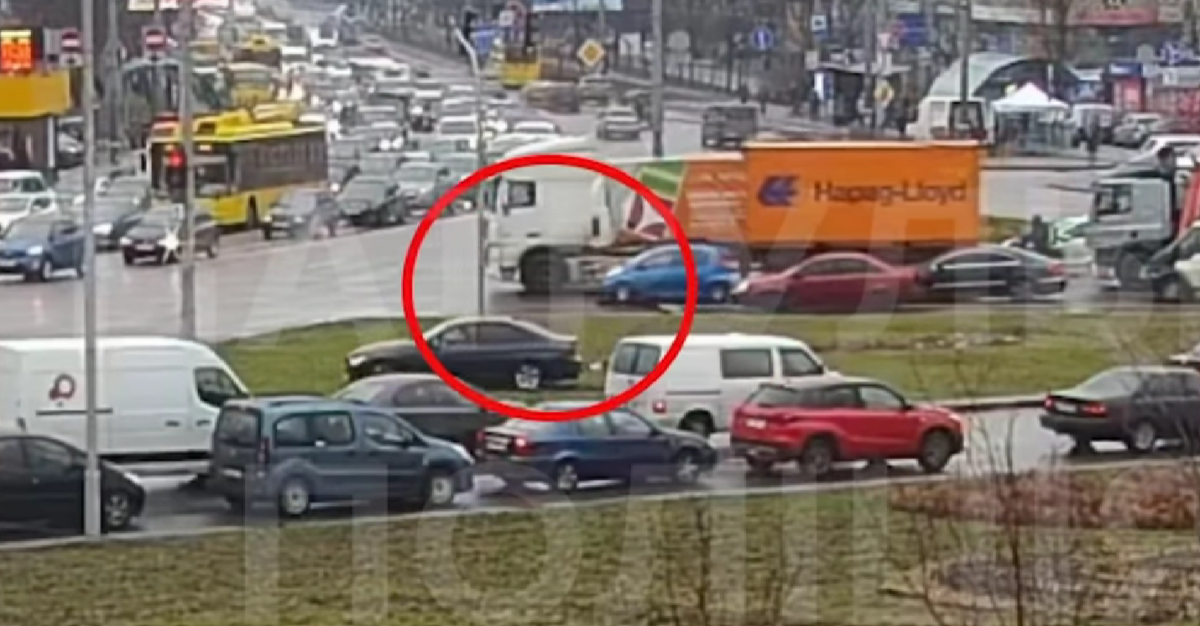 Інцидет трапився на Дарницькій площі / скріншот відео Інцидет трапився на Дарницькій площі / скріншот відео