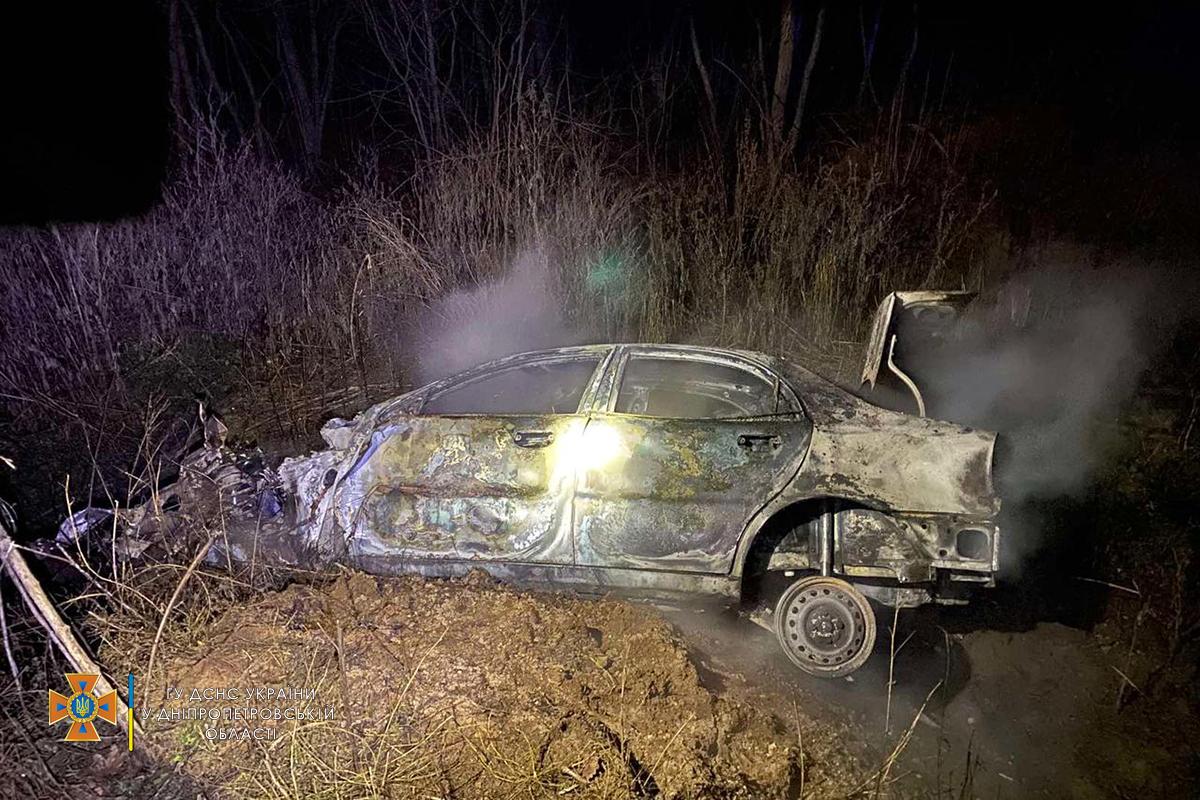 Біля Кривого Рогу після ДТП згорів легковик, загинув водій / фото dp.dsns.gov.ua Біля Кривого Рогу після ДТП згорів легковик, загинув водій / фото dp.dsns.gov.ua