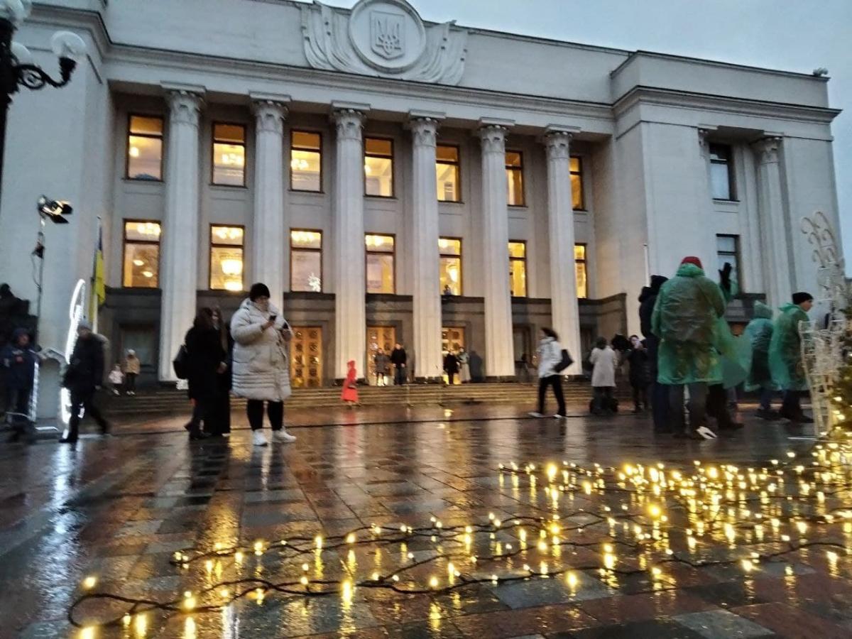 Біля Верховної Ради встановили новорічну ялинку / фото УНІАН, Таня Поляковська Біля Верховної Ради встановили новорічну ялинку / фото УНІАН, Таня Поляковська