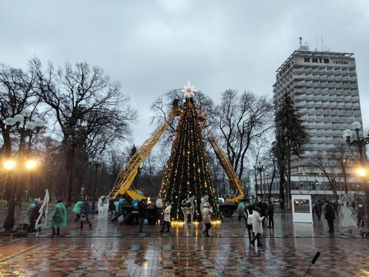 Біля Верховної Ради встановили новорічну ялинку / фото УНІАН, Таня Поляковська Біля Верховної Ради встановили новорічну ялинку / фото УНІАН, Таня Поляковська