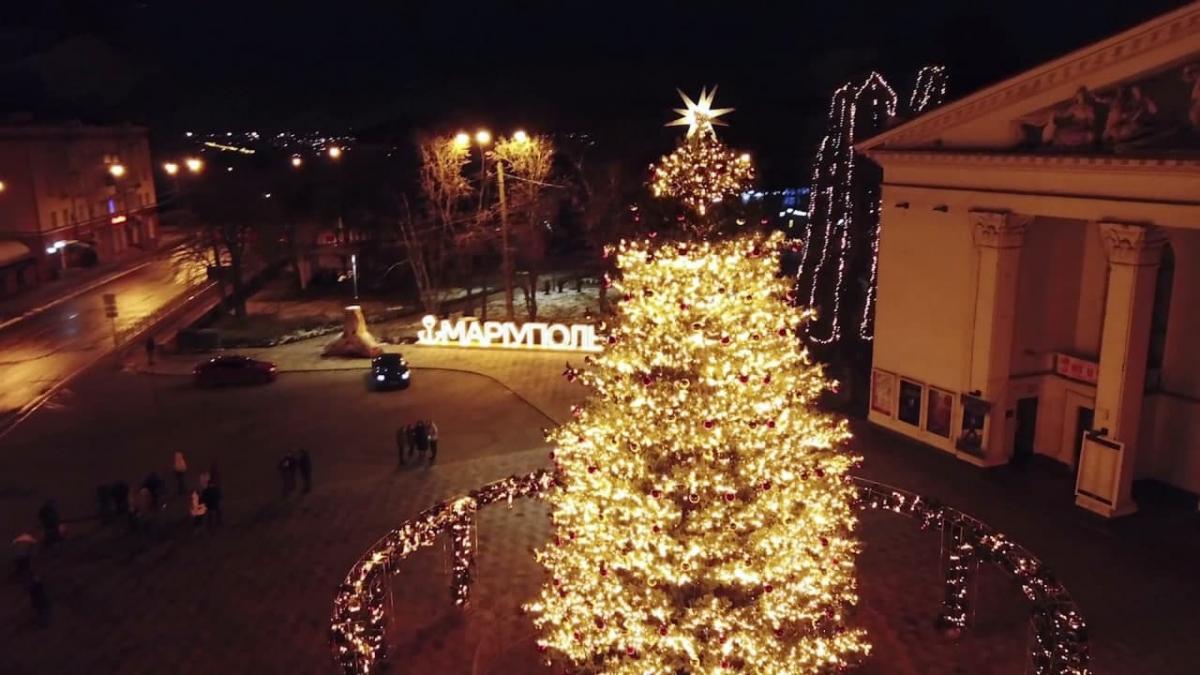 Вскоре главная елка Мариуполя вновь засияет новогодними огнями / фото t.me/mistoMarii Вскоре главная елка Мариуполя вновь засияет новогодними огнями / фото t.me/mistoMarii