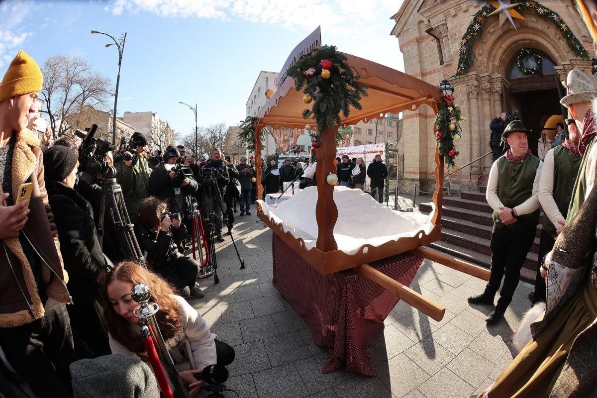 В Одесі випекли найбільший в Україні штоллен / фото мерія Одеси В Одесі випекли найбільший в Україні штоллен / фото мерія Одеси