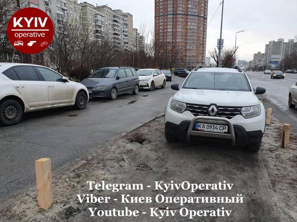 "Герой парковки" на Ревуцкого / фото: Киев Оперативный "Герой парковки" на Ревуцкого / фото: Киев Оперативный