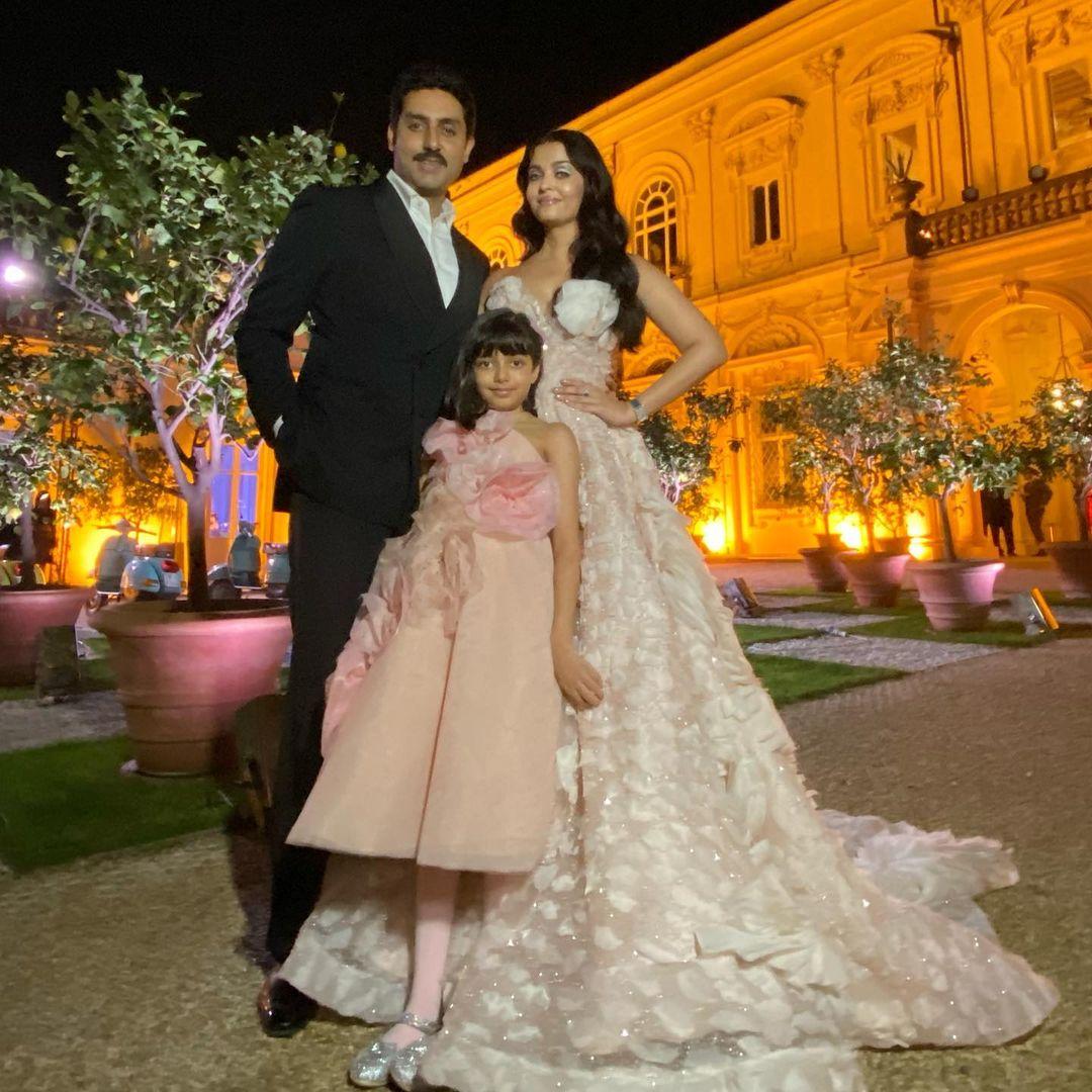 Айшвария Рай Баччан с мужем Абхишеком Баччаном и дочерью Аарадхией / фото @aishwaryaraibachchan_arb Instagram