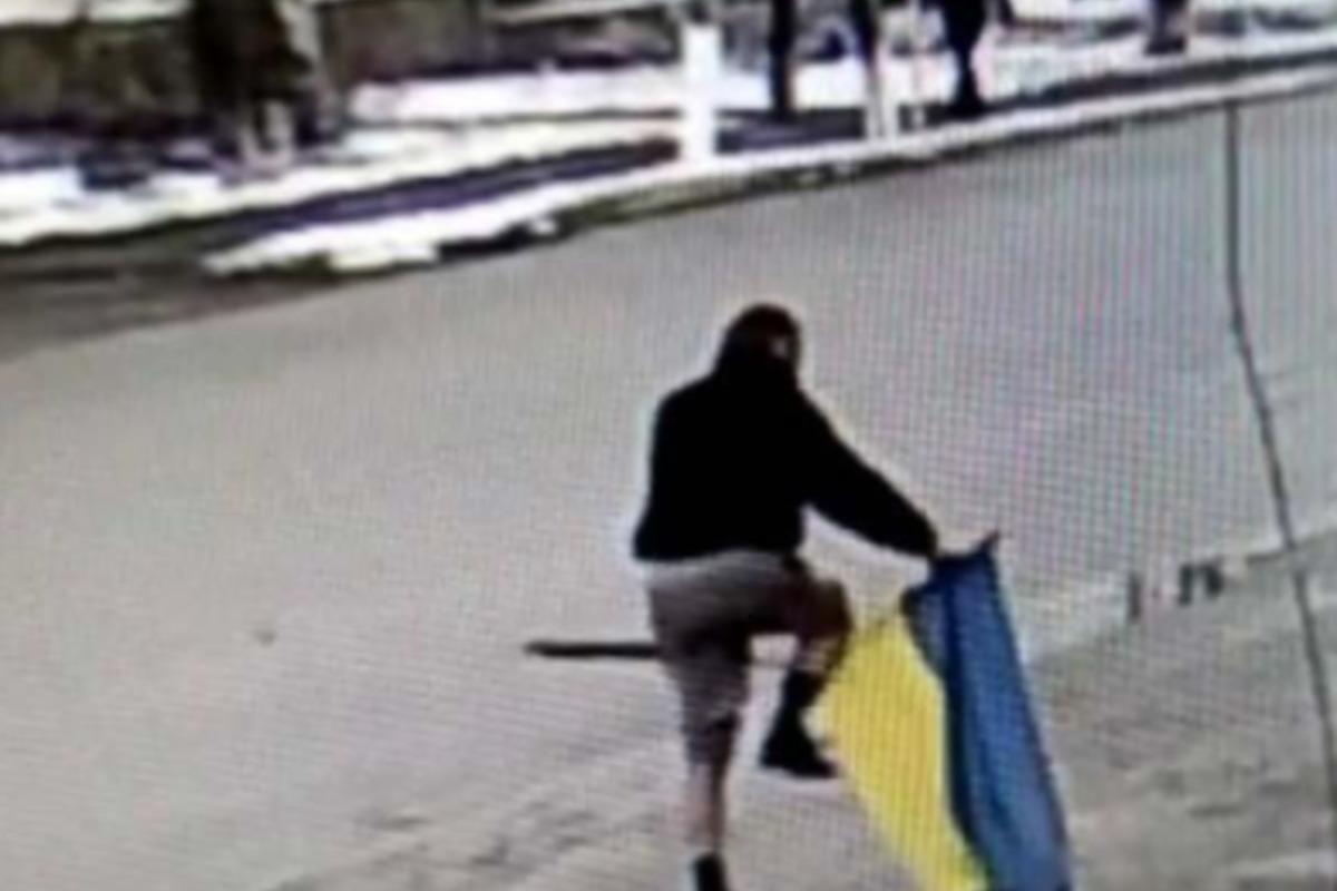 In the Dnipropetrovsk region, a man suspected of desecrating the Ukrainian flag was detained / photo dp.npu.gov.ua