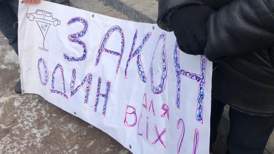 За свідченням очевидців, депутат був настільки п'яний, що не міг самостійно вийти з машини / фото Суспільне За свідченням очевидців, депутат був настільки п'яний, що не міг самостійно вийти з машини / фото Суспільне