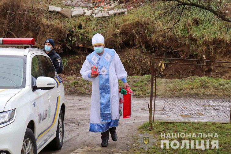 Полиция разыскала Святого Николая по просьбе мальчика / Фото полиция Закарпатской области Полиция разыскала Святого Николая по просьбе мальчика / Фото полиция Закарпатской области