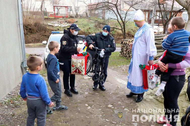Мечта Стасика и его братика осуществилась / Фото полиция Закарпатской области Мечта Стасика и его братика осуществилась / Фото полиция Закарпатской области