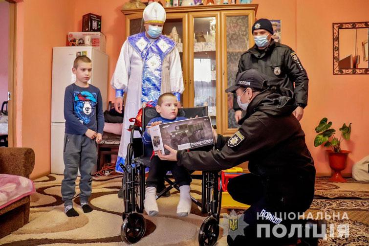 Дети получили много подарков / Фото полиция Закарпатской области Дети получили много подарков / Фото полиция Закарпатской области
