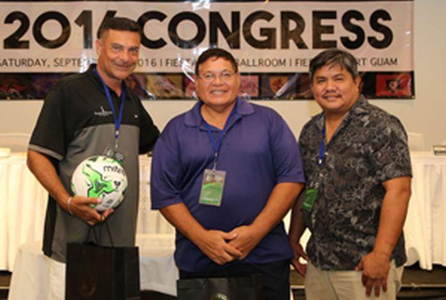 Марвин Исеке (в центре) рядом с президентом Футбольной ассоциации Гуама Валентино Сан Жилем (справа) / фото guamfa.com