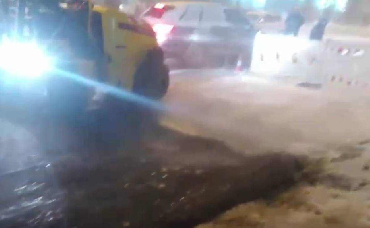 The network showed a video of road repair in snowfall / screenshot