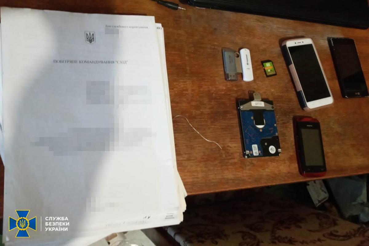 Співробітники СБУ вилучили у зловмисника незаконно одержані матеріали / фото СБУ Співробітники СБУ вилучили у зловмисника незаконно одержані матеріали / фото СБУ