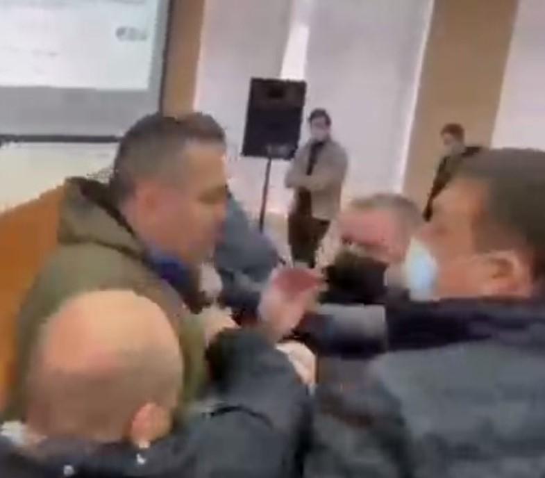 У Кривому Розі депутати від "Слуги народу" влаштували бійку прямо в сесійній залі / скріншот У Кривому Розі депутати від "Слуги народу" влаштували бійку прямо в сесійній залі / скріншот