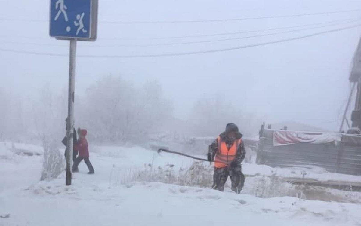 In Yakutia, utilities suddenly decided to remove the reeds from the streets, despite the blizzard and cold / photo from social networks