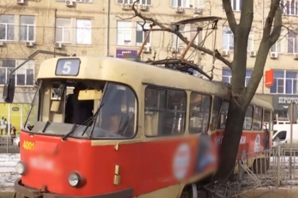 В Харькове трамвай попал в ДТП, есть пострадавшие / скриншот