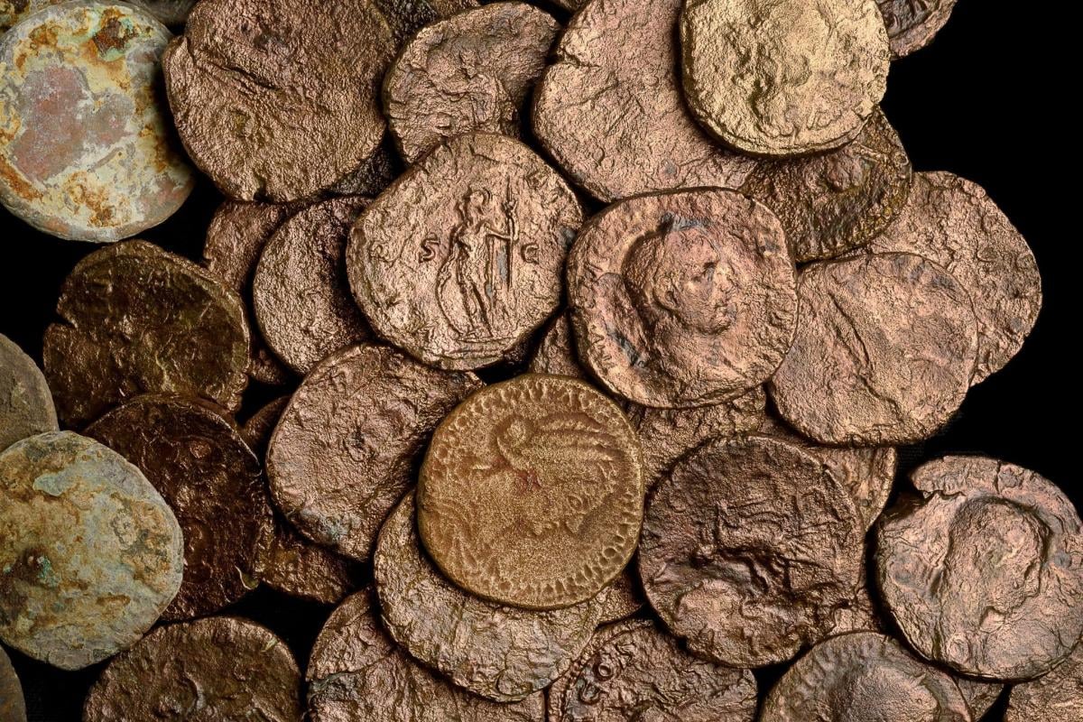 Archaeologists have discovered hundreds of silver and bronze coins / photo facebook.com/Antiquities
