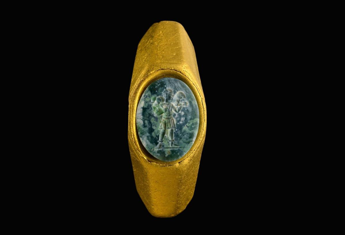 Archaeologists have found a unique gold ring / photo facebook.com/Antiquities