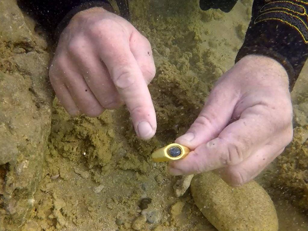 Archaeologists have found a unique gold ring / photo facebook.com/Antiquities