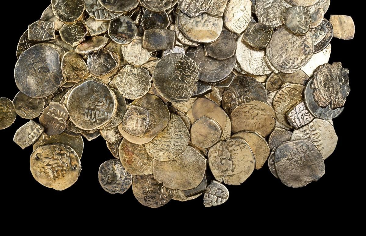 Археологи виявили сотні срібних і бронзових монет / фото facebook.com/Antiquities Археологи виявили сотні срібних і бронзових монет / фото facebook.com/Antiquities