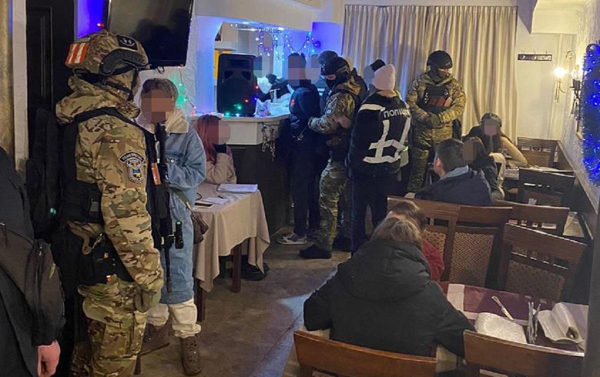 Правоохранители задержали мошенников, которые обманывали киевлян / фото Национальной полиции