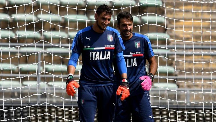 Джанлуиджи Доннарумма и Джанлуиджи Буффон вместе играли за сборную Италии / фото twitter.com/Azzurri