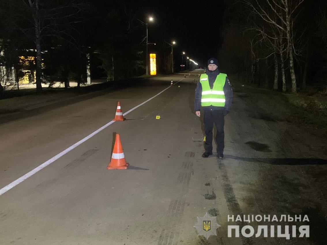 18 грудня у Бахмачі водій за кермом автомобіля Skoda Octavia збив велосипедиста / фото ГУ НП у Чернігівській області