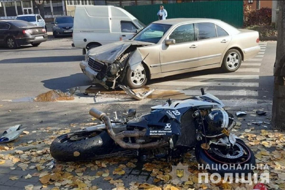Мотоцикл відкинуло на тротуар, де стояла 11-річна дівчинка / фото Національної поліції Мотоцикл відкинуло на тротуар, де стояла 11-річна дівчинка / фото Національної поліції