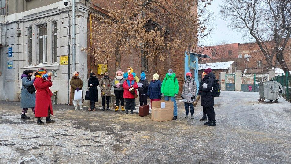 Участницы перформанса оставили под стенами консульства коробку с подарками / фото: Общественное Харьков