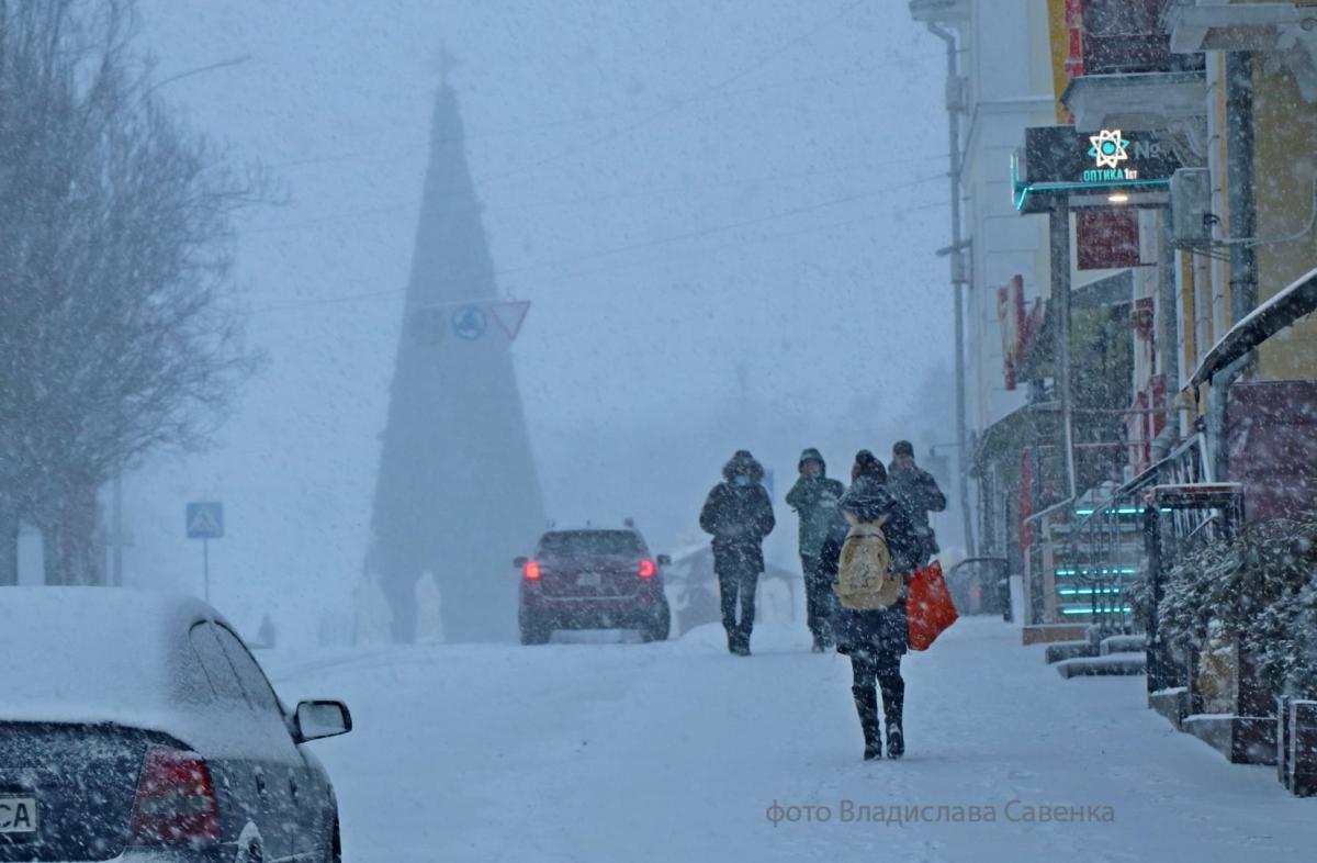 У Чернігові жителі міста спостерігали зимову грозу / фото Facebook/ Владислав Савенюк