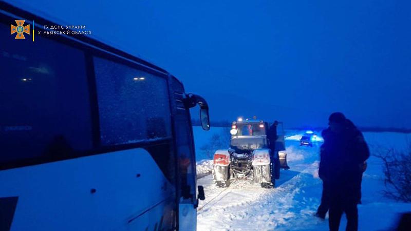 На Львівщині рятувальники витягли з заметів транспорт /фото ДСНС На Львівщині рятувальники витягли з заметів транспорт /фото ДСНС