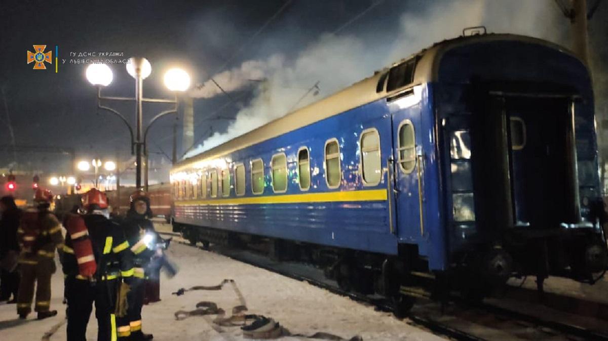 Когда пожарные приехали, вагон уже отцепили от поезда, а из окон шел дым / фото ГСЧС