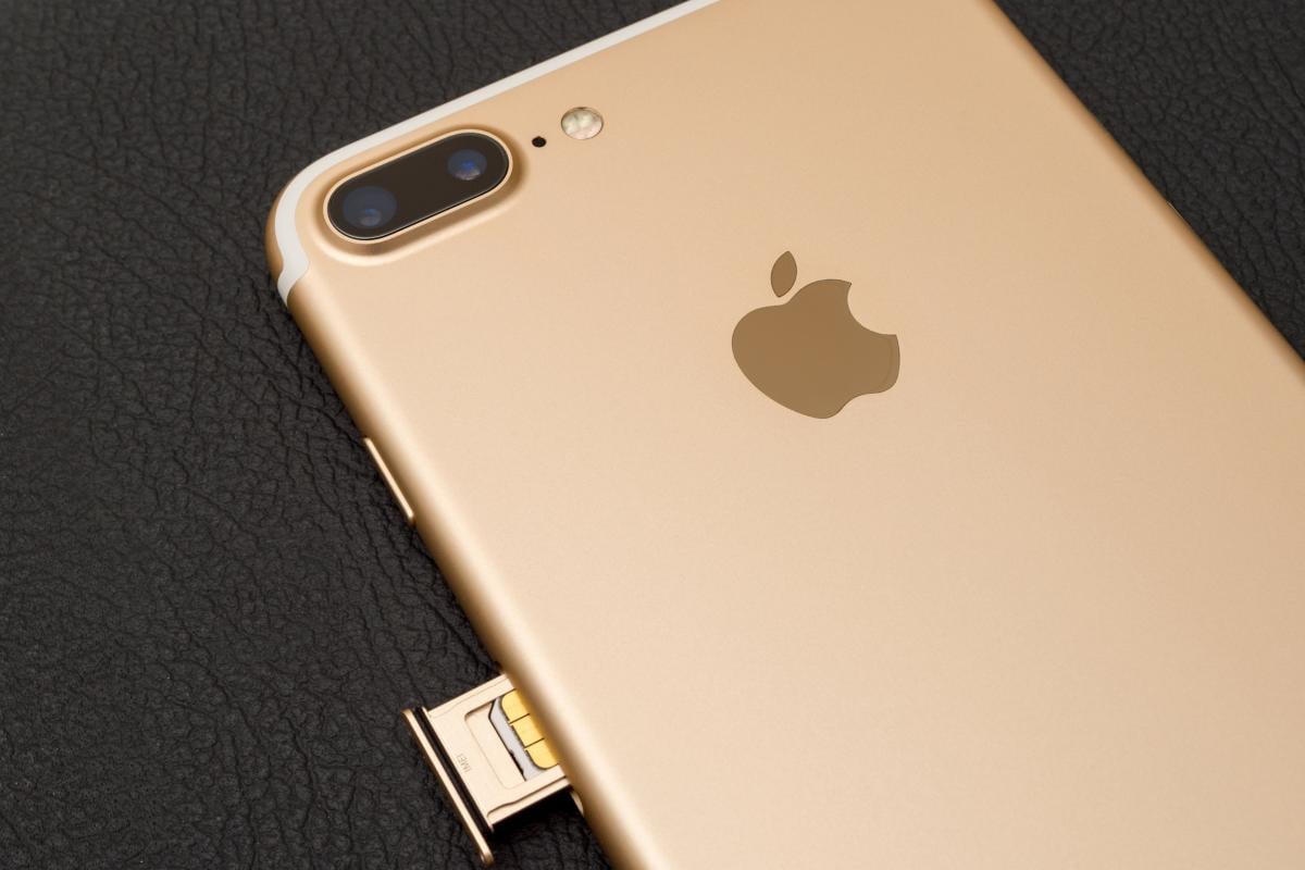 iPhone 15 станет первым смартфоном Apple без слота под SIM-карту / ua.depositphotos.com