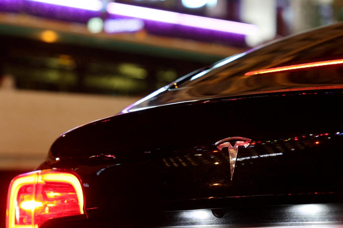 Автомобили Tesla показали световое шоу под украинский Щедрик