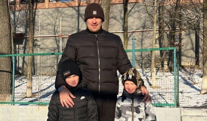 Александр Усик с сыновьями / фото Instagram