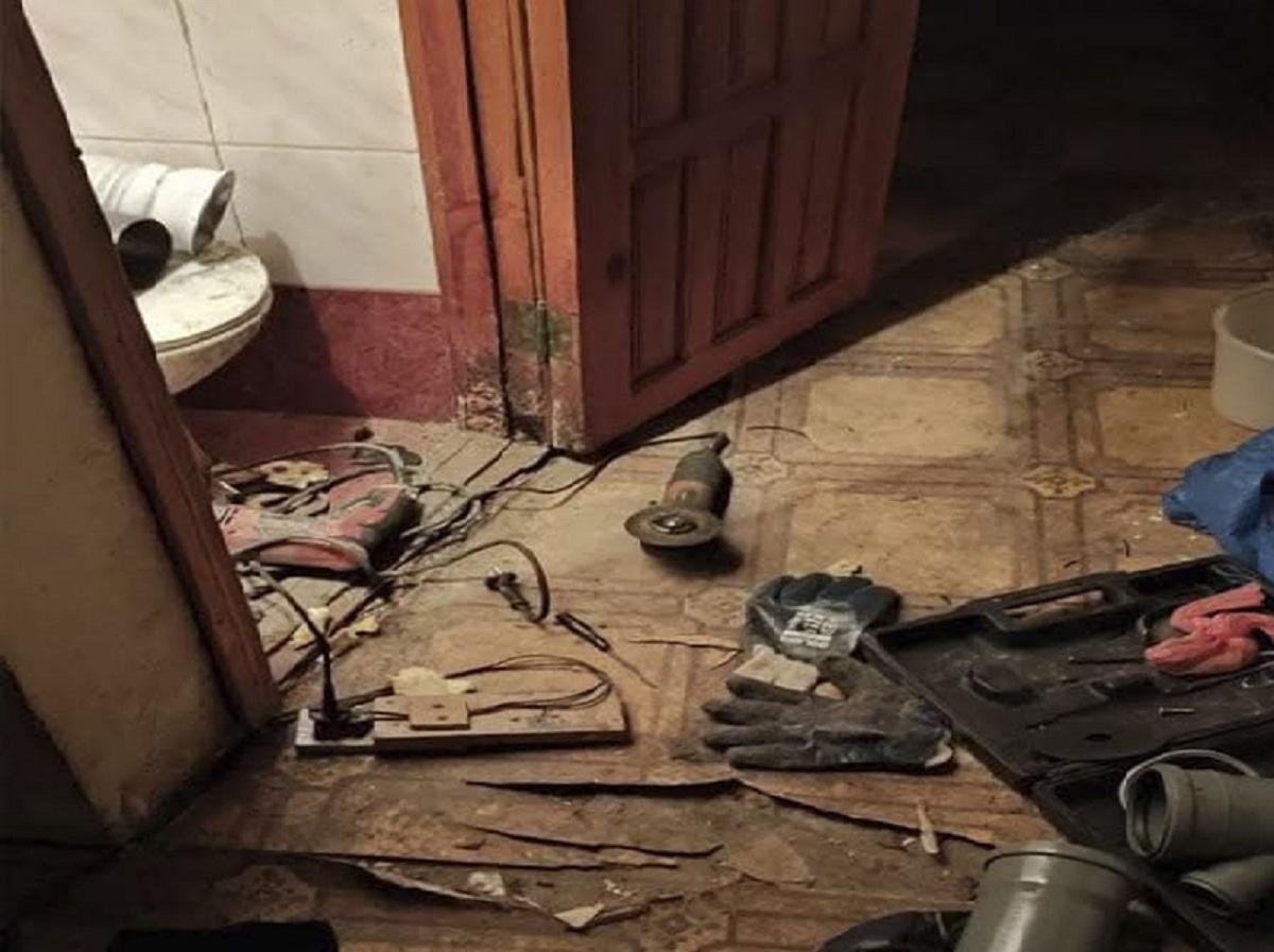 Мужчина срезал дверь, проник в дом и сломал канализационные трубы / фото НГУ