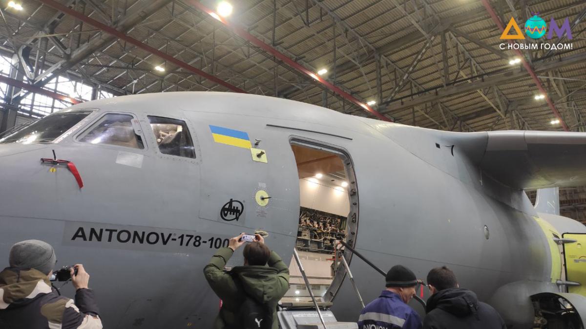 "Антонов" презентовал первый серийный самолет Ан-178 / фото facebook.com/kanalDOM "Антонов" презентовал первый серийный самолет Ан-178 / фото facebook.com/kanalDOM