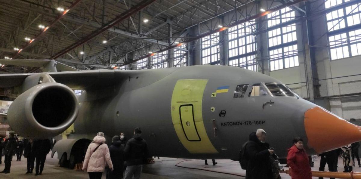 "Антонов" презентовал первый серийный самолет Ан-178 / фото facebook.com/kanalDOM "Антонов" презентовал первый серийный самолет Ан-178 / фото facebook.com/kanalDOM