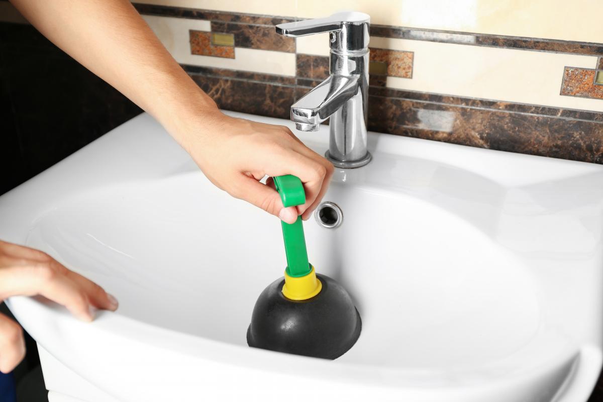 How to clean a clogged sink / depositphotos.com