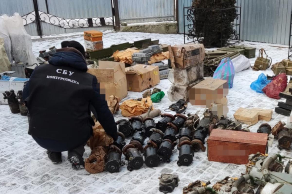 На Хмельниччині контрактник з батьком крав деталі до бронетехніки / фото ssu.gov.ua На Хмельниччині контрактник з батьком крав деталі до бронетехніки / фото ssu.gov.ua
