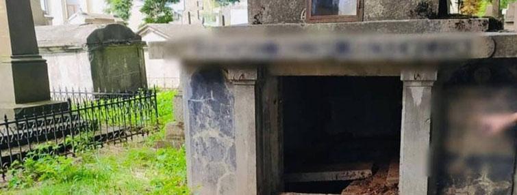 Вечерний контроль: суд нетипично наказал подростков за разрушенный склеп и фото с черепом Вечерний контроль: суд нетипично наказал подростков за разрушенный склеп и фото с черепом