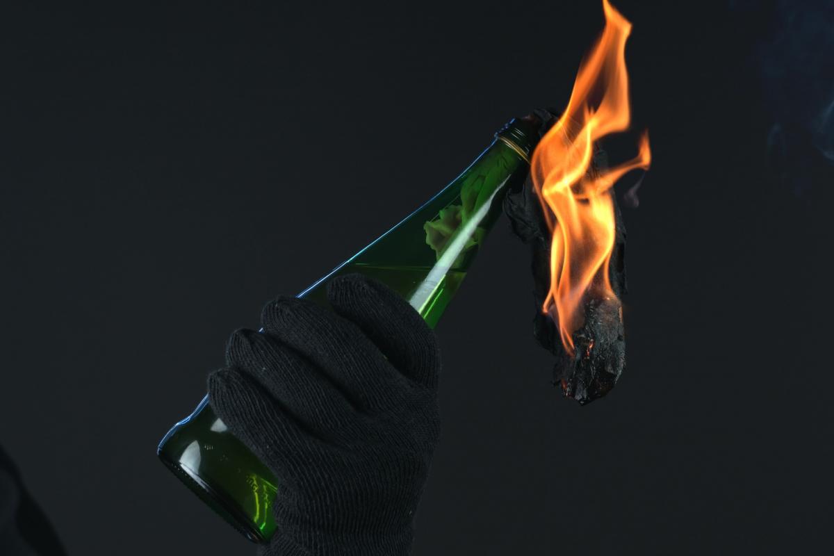 У Криму вчителька кинула коктейль Молотова у військкомат / depositphotos.com У Криму вчителька кинула коктейль Молотова у військкомат / depositphotos.com