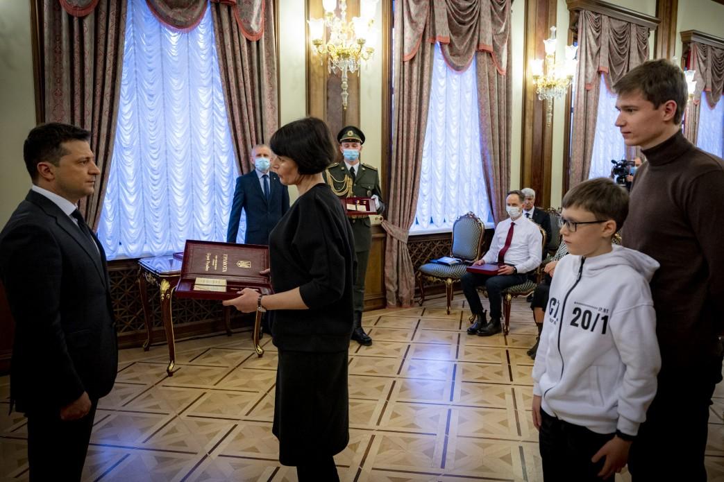Зеленський вручив ордени родинам військових \ president.gov.ua Зеленський вручив ордени родинам військових \ president.gov.ua