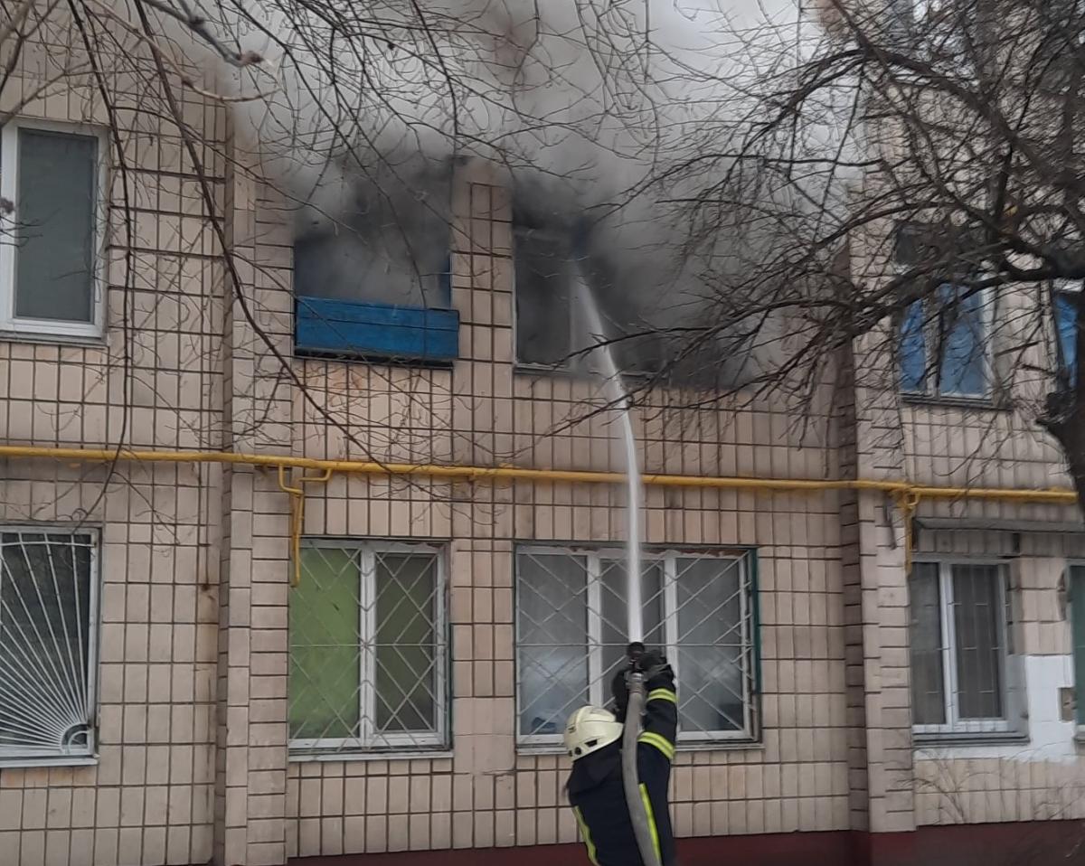 Займання сталося в одній із квартир на другому поверсі / фото facebook.com/DSNSKyiv Займання сталося в одній із квартир на другому поверсі / фото facebook.com/DSNSKyiv