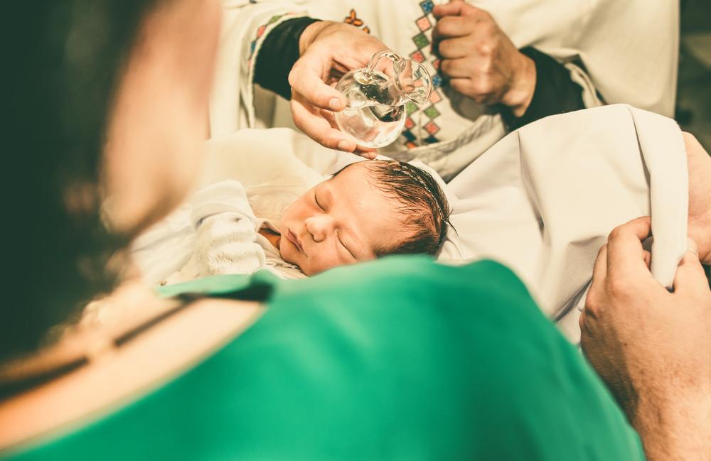 Когда крестить ребенка в 2022 году / фото ua.depositphotos.com